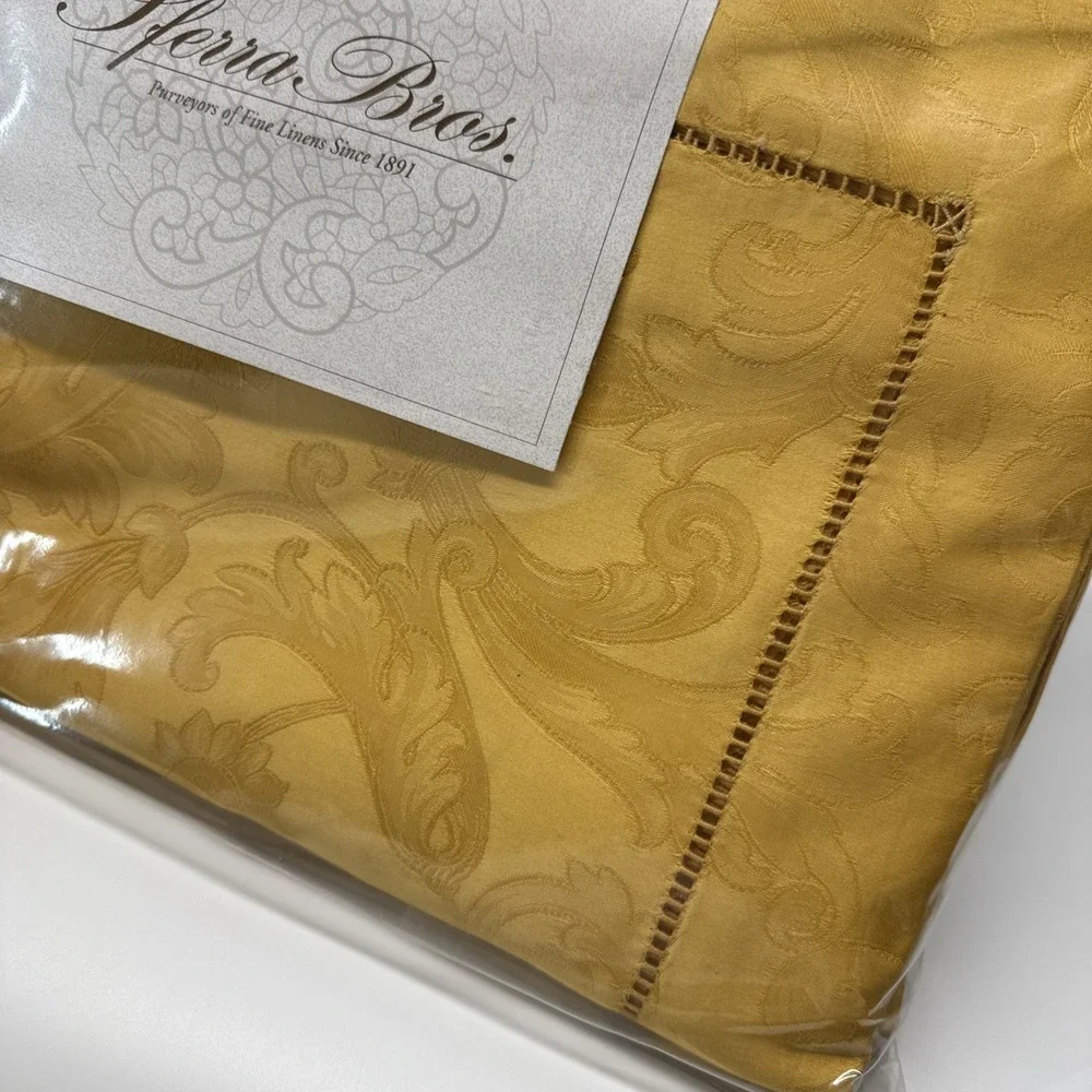 Sferra Acanthus Tablecloths Gold & White Oblong 70